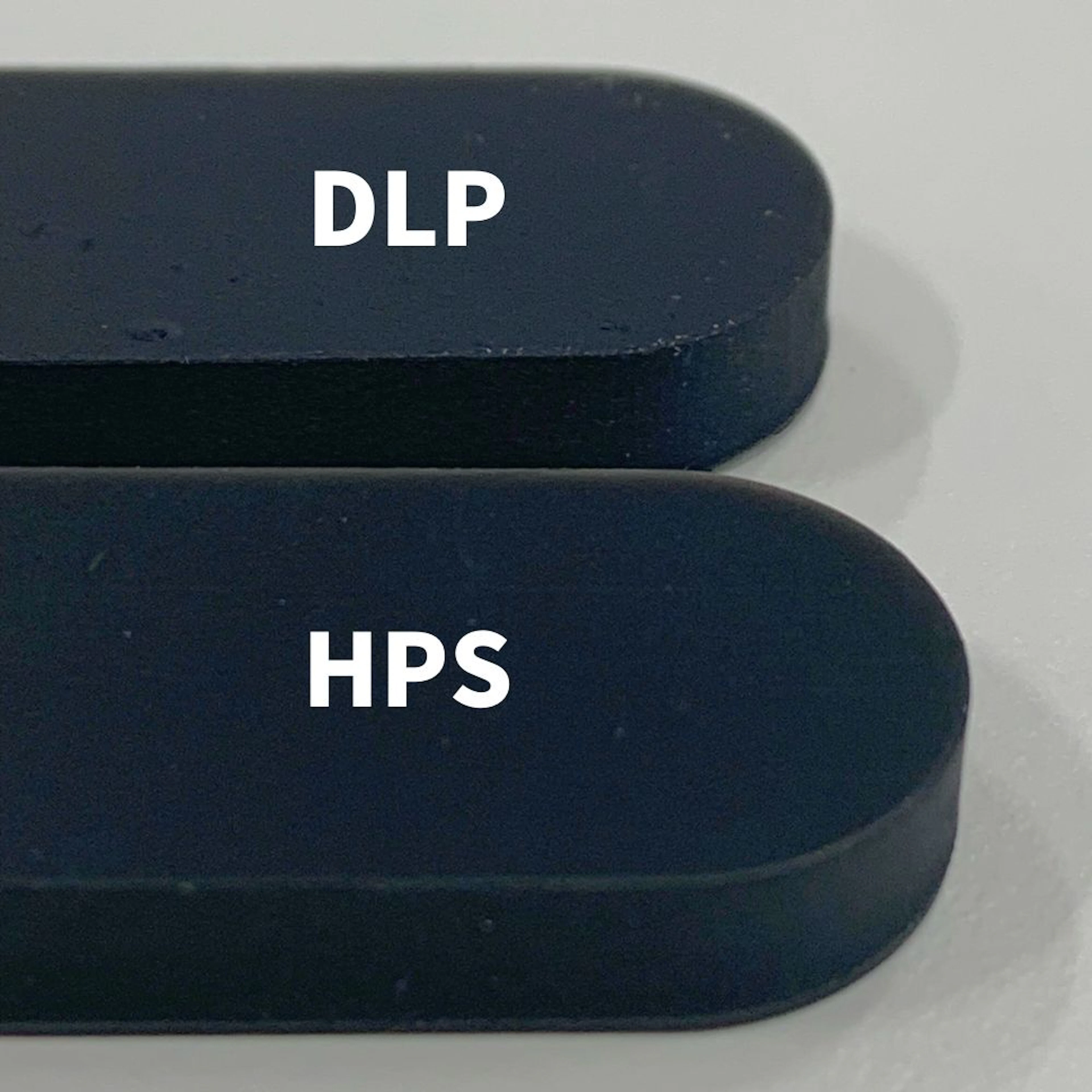 同素材でDLPとHPSを比較。HPSはエッジが立っており、より表面が滑らかである
