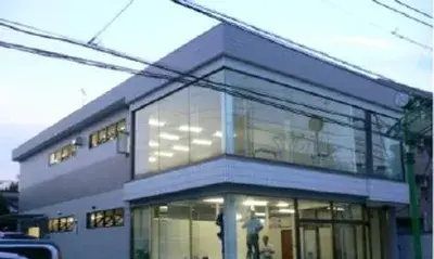 全面ガラスの店舗外観。売場に面した大きなガラス面から日射が入る