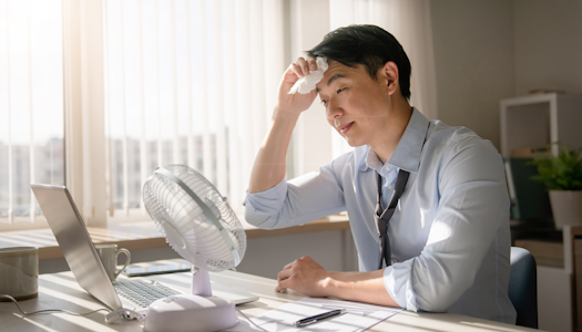 先延ばしにした夏の対策で夏もオフィスは暑いイメージ画像