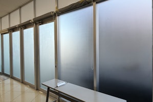 店舗の大判ガラスへの施工済みの写真