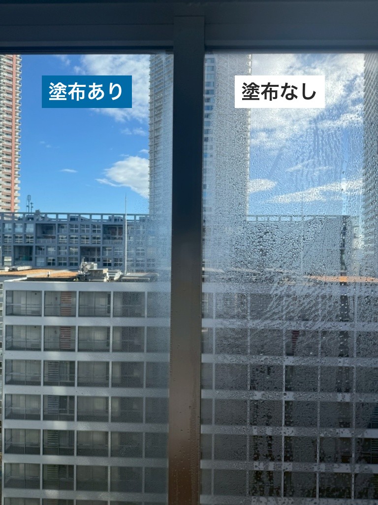 同じ窓の左半分に節電ガラスコートを塗布し、右半分は未塗布。未塗布側には水滴がびっしり付いている