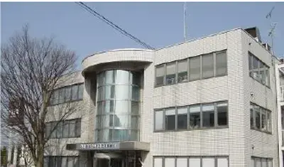 大きな窓を持つ医療施設の外観