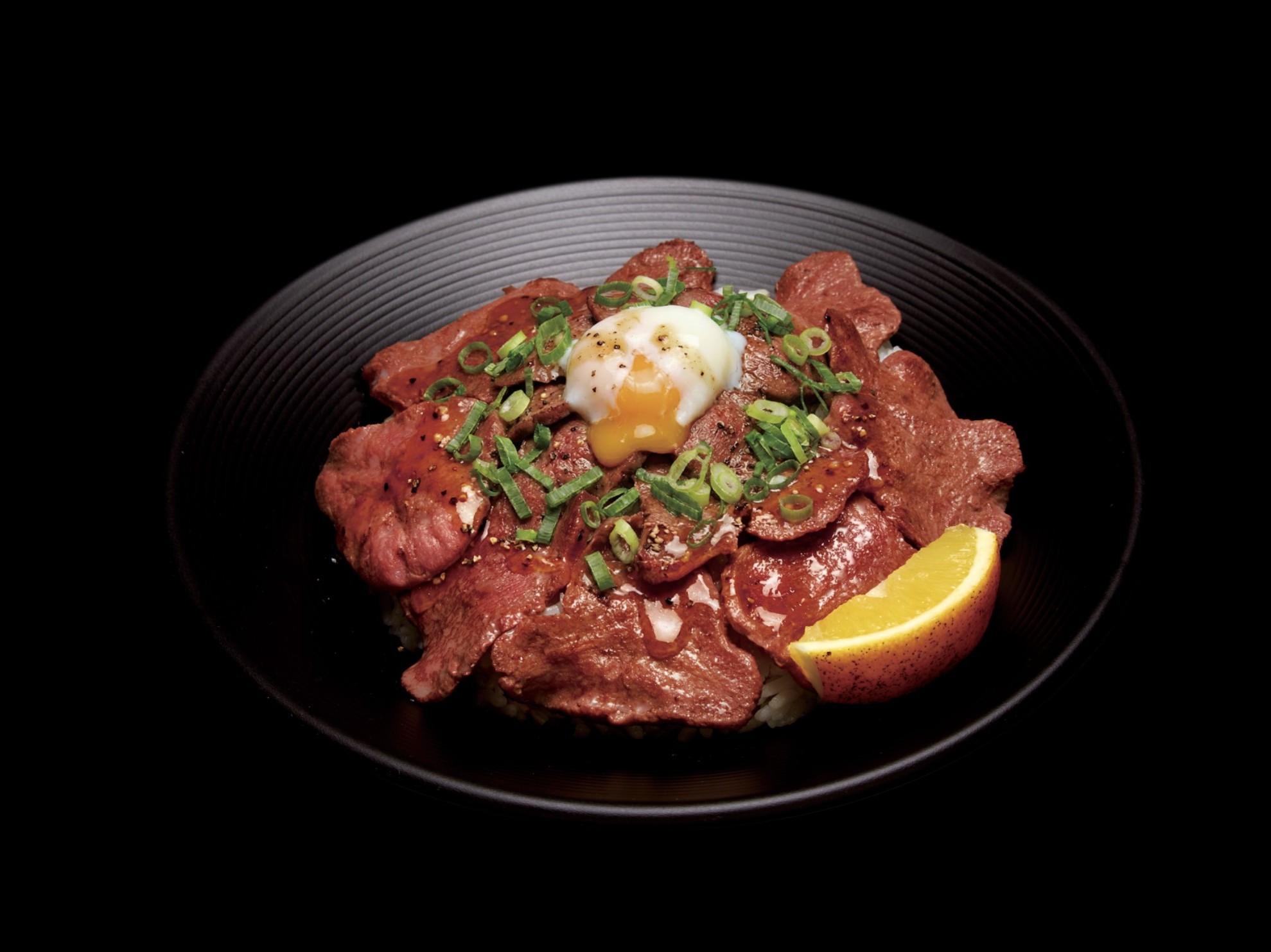 ピンクのグラデが 映える「炙り上タン温玉丼」