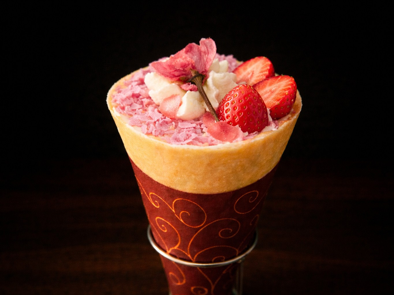 桜のクレープ(東京産とちおとめ使用)