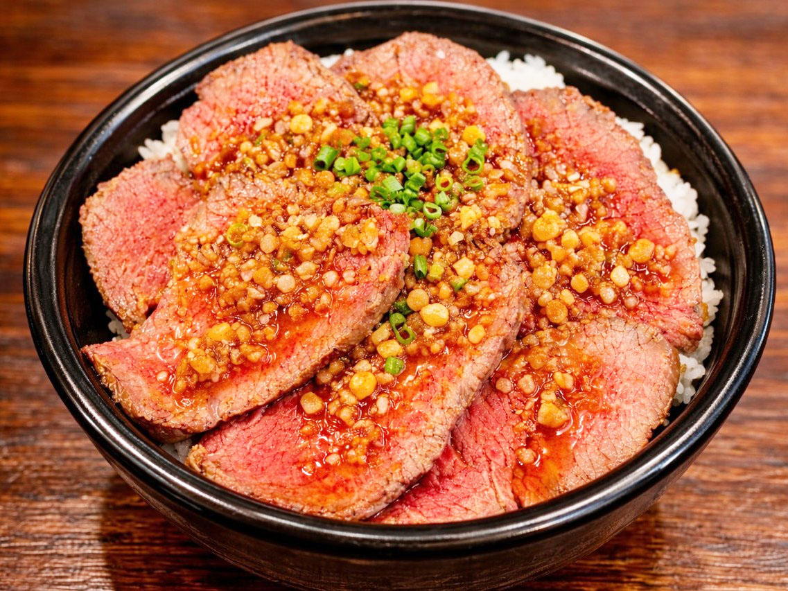 【BOOST MENU】仔羊のロースト丼ガーリックオニオンソース