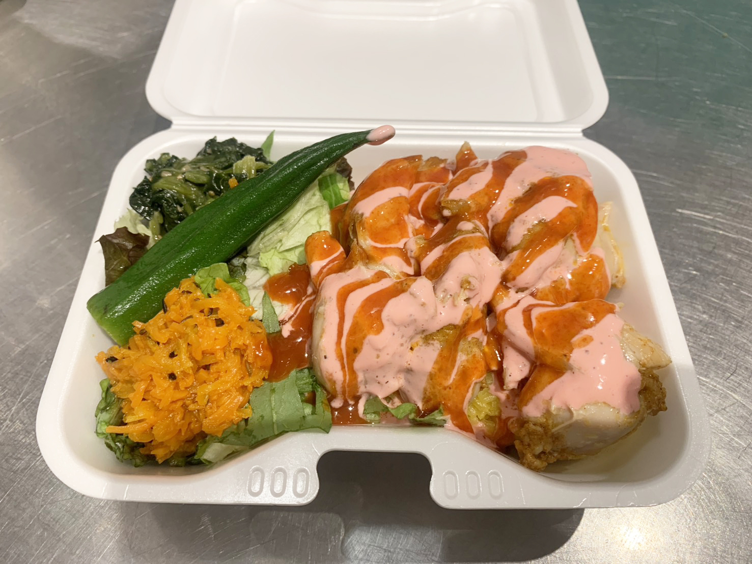 ピンクのチキンオーバーライス