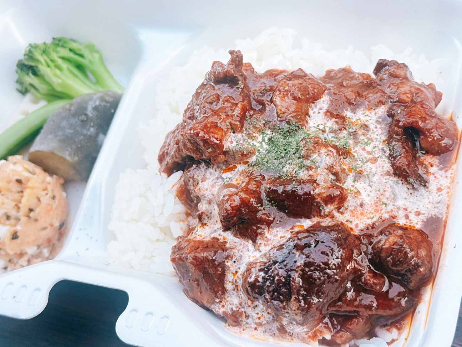 和牛すじ肉の赤ワイン煮込みごはん