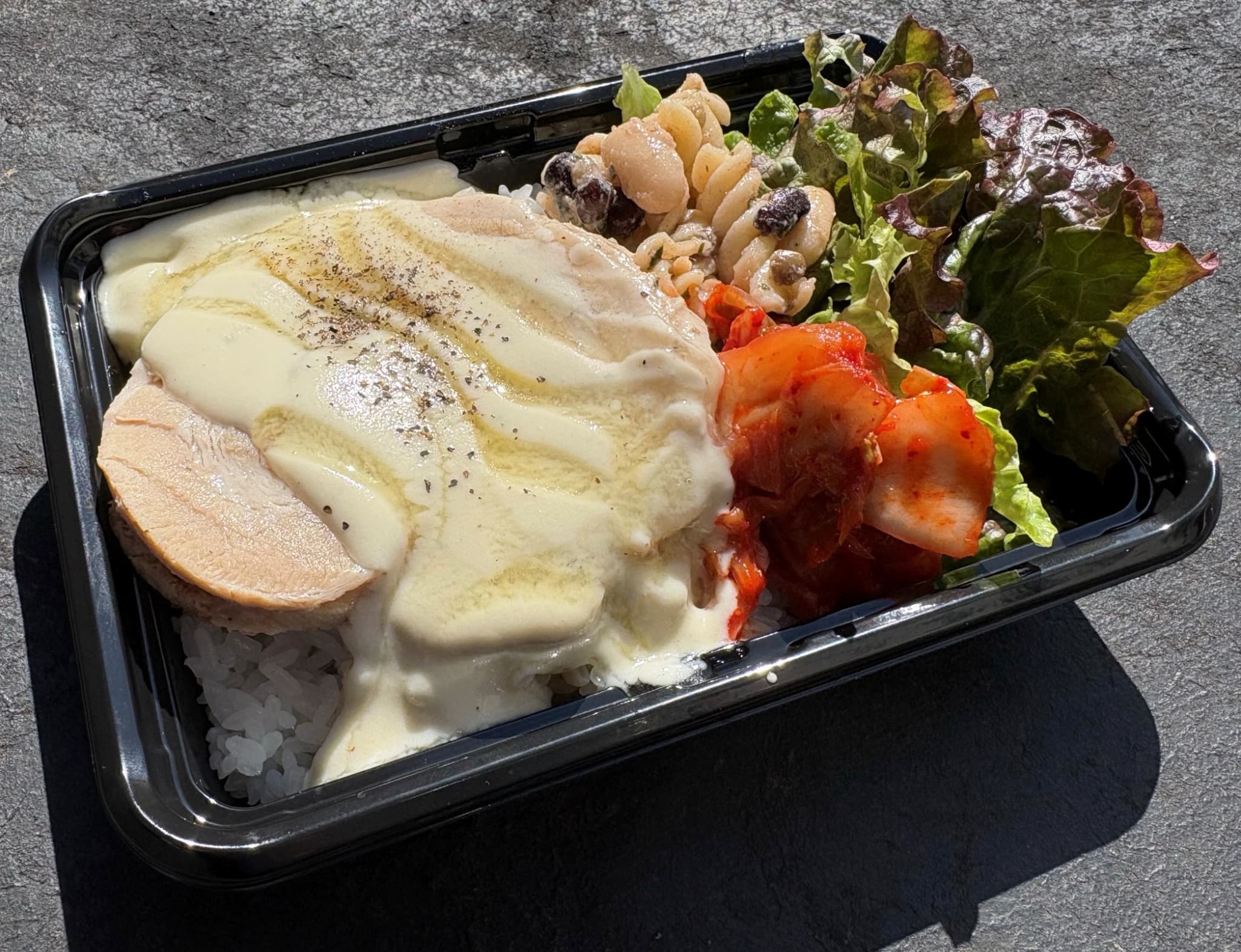 【ROOK DAY限定】ホロホロ厚切り焼豚丼~はちみつとゴルゴンゾーラチーズのホワイトソース~