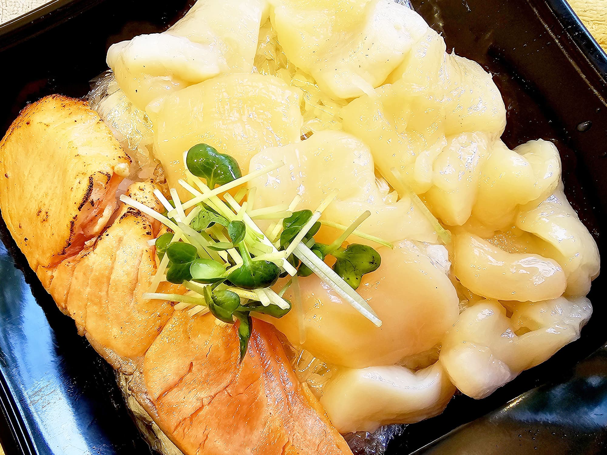 【ルークグルメ】とろサーモンと帆立丼
