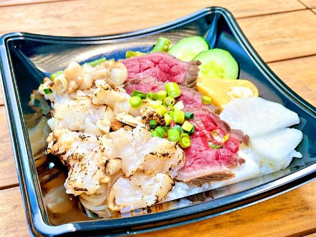 牛たたきと帆立丼