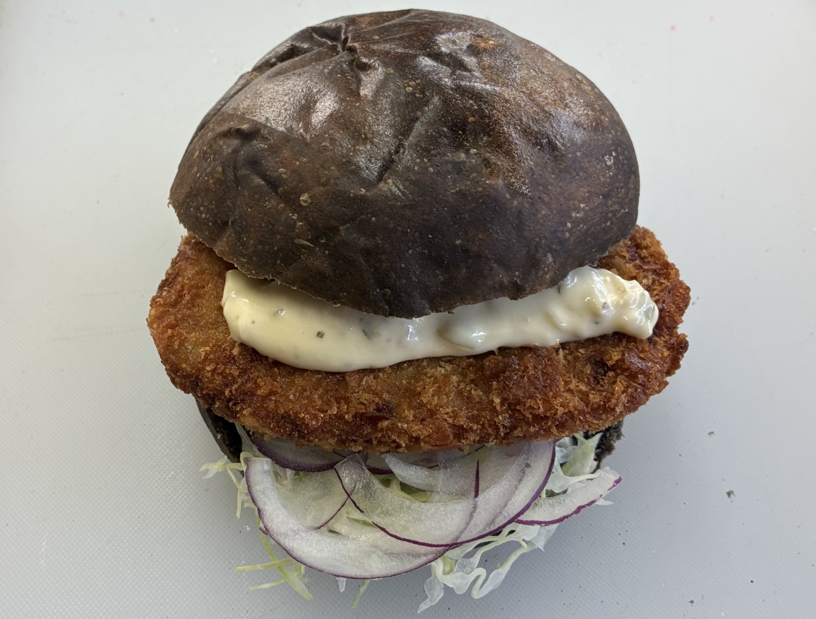 黒バンズまぐろトロカツバーガー