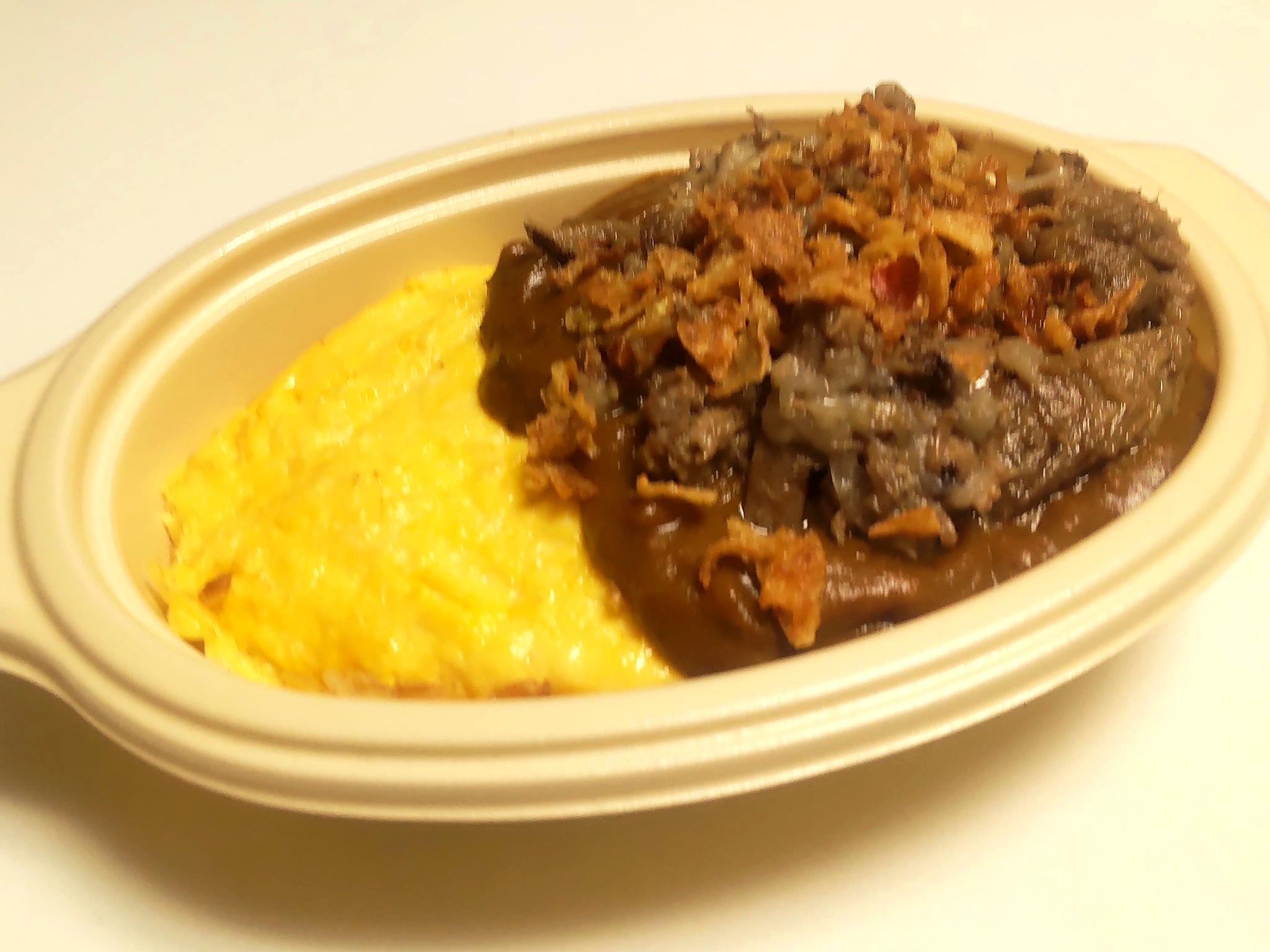 お子様サイズのオムライス牛すじカレー載せ