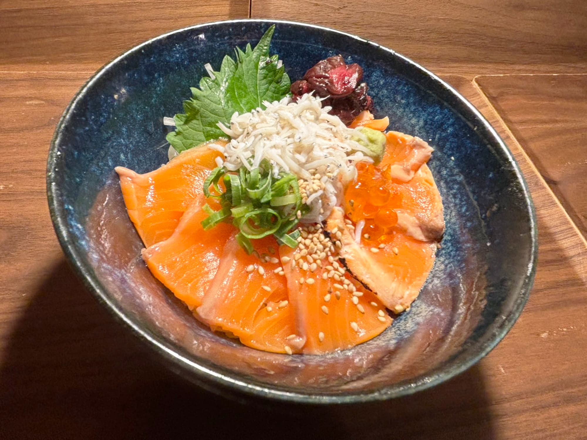 【ルークグルメ】湘南しらすとサーモンの海鮮丼