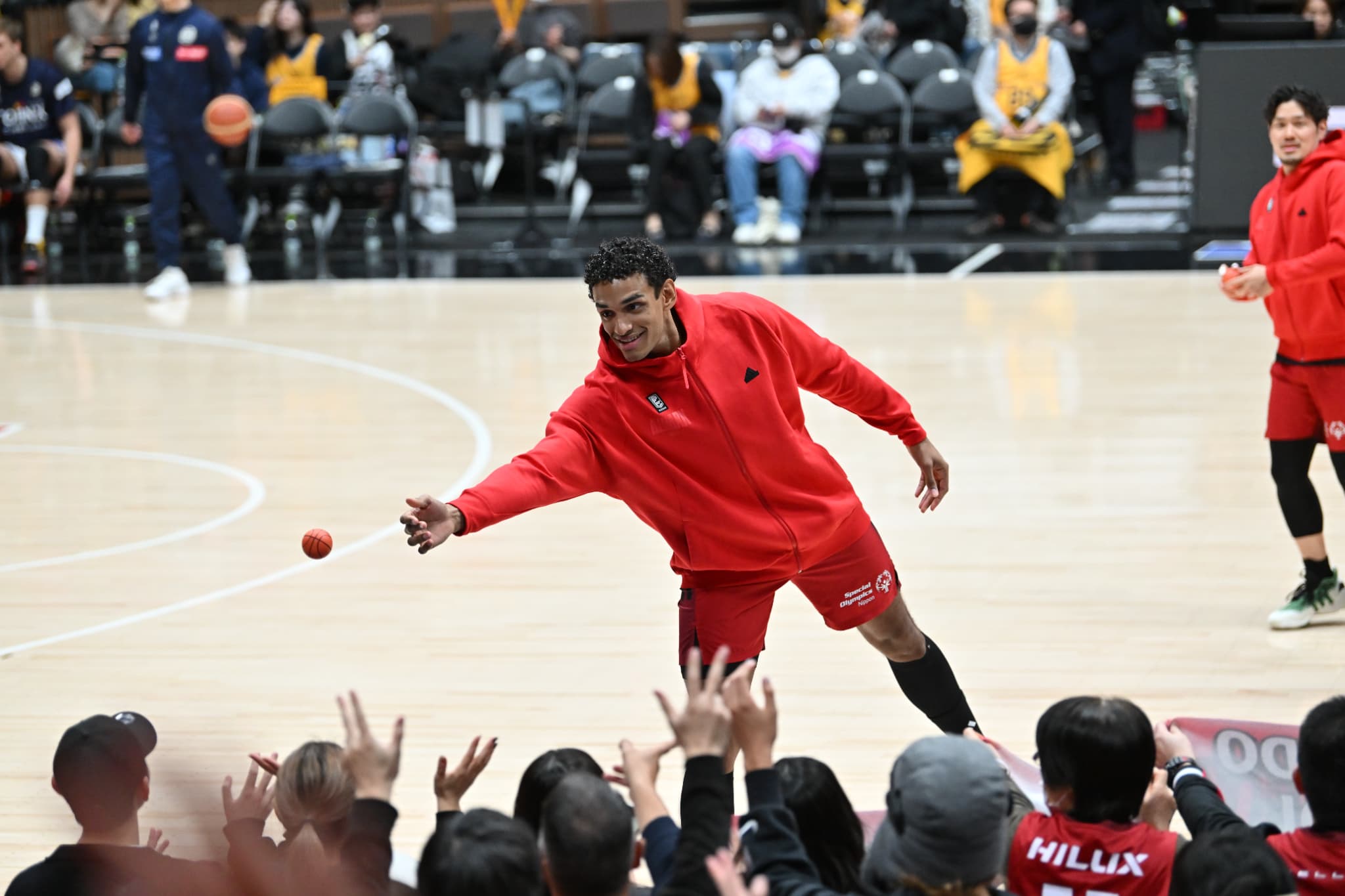 【WE RED DAY限定企画】選手入場時にサイン入りミニバスケットボールをプレゼントします！