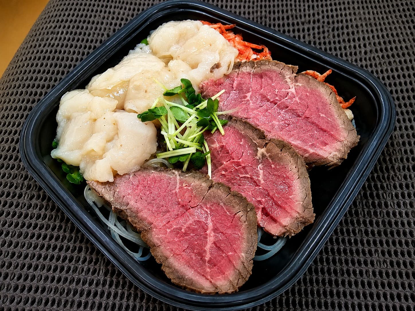 【北海道】牛たたきと帆立丼