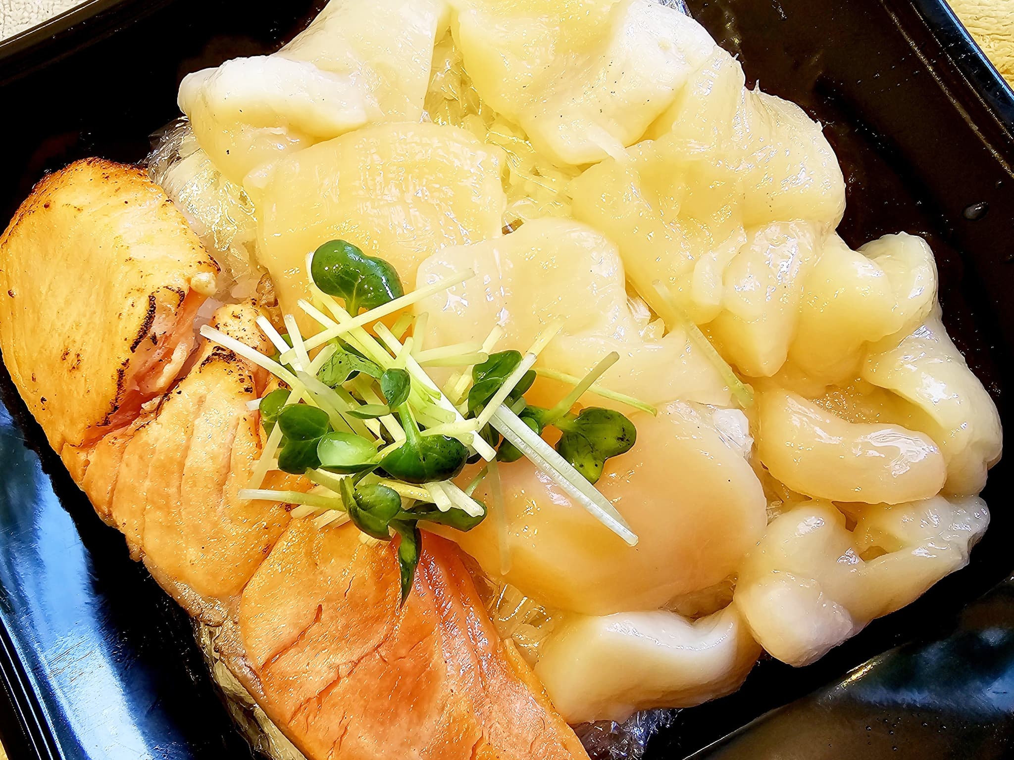 【ROOK DAY限定】とろサーモンと帆立丼