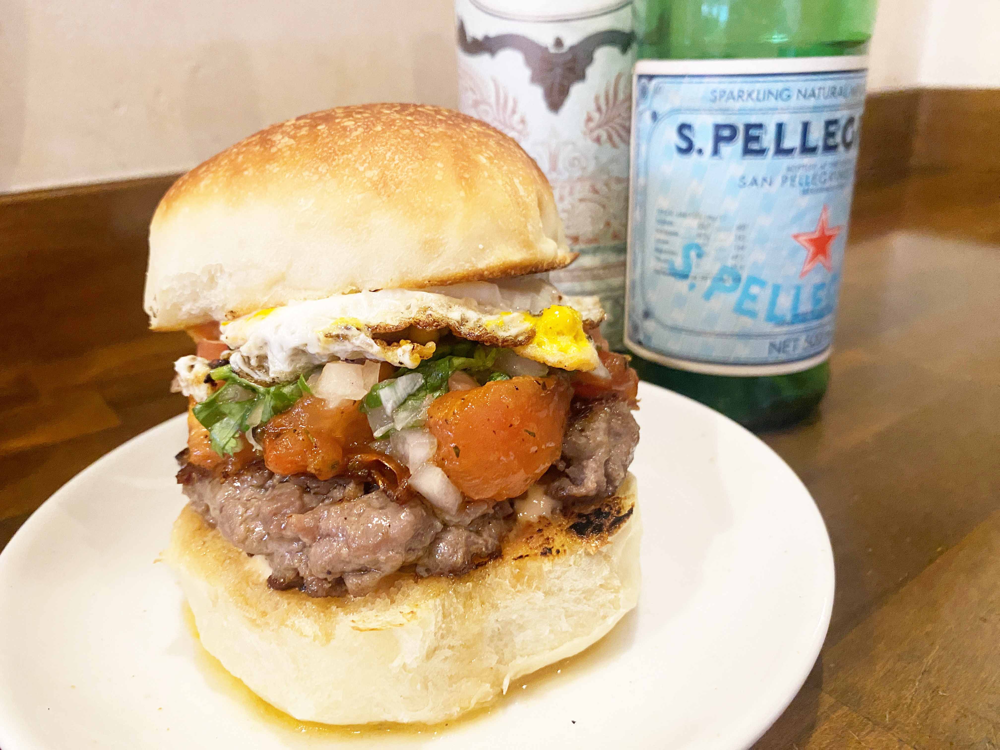 焼きトマトのサルサソースバーガー