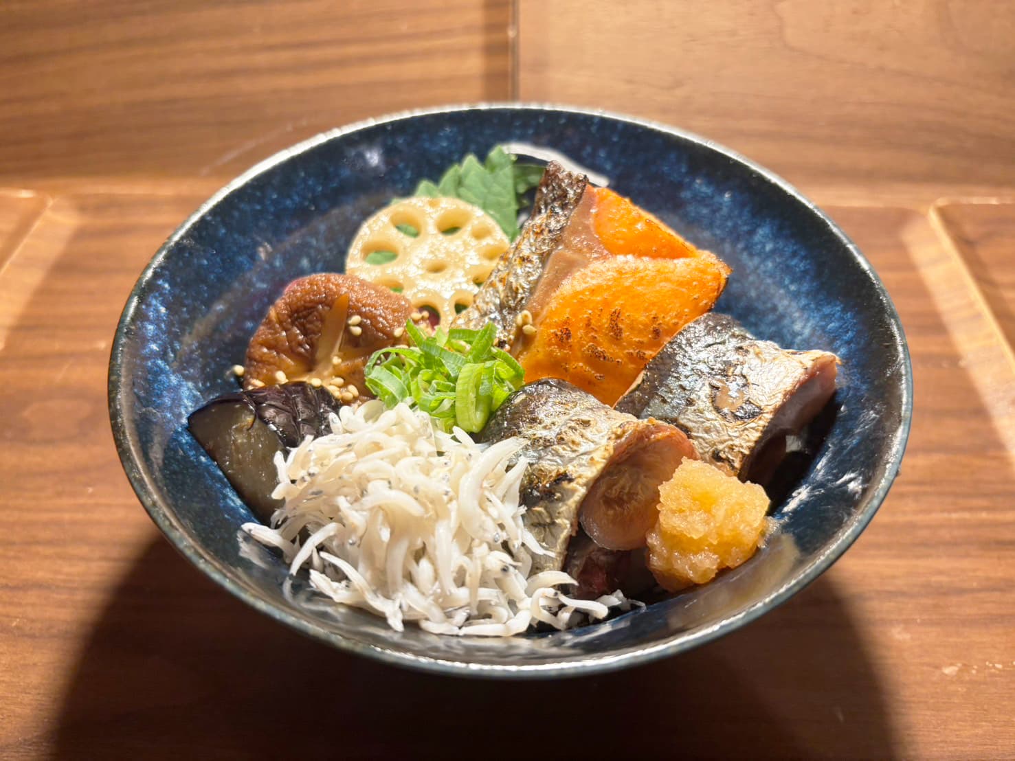 秋鮭と秋刀魚と湘南しらすの贅沢丼