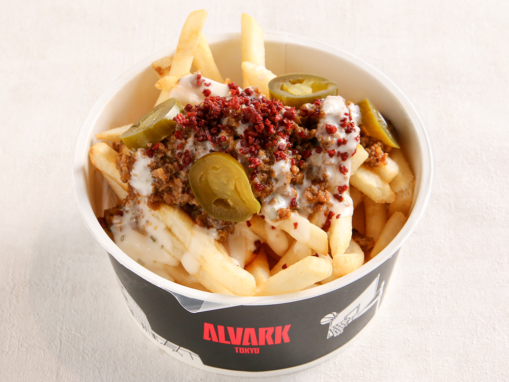 小酒部選手コラボメニュー「ローディッドポテトピリ辛ミート」