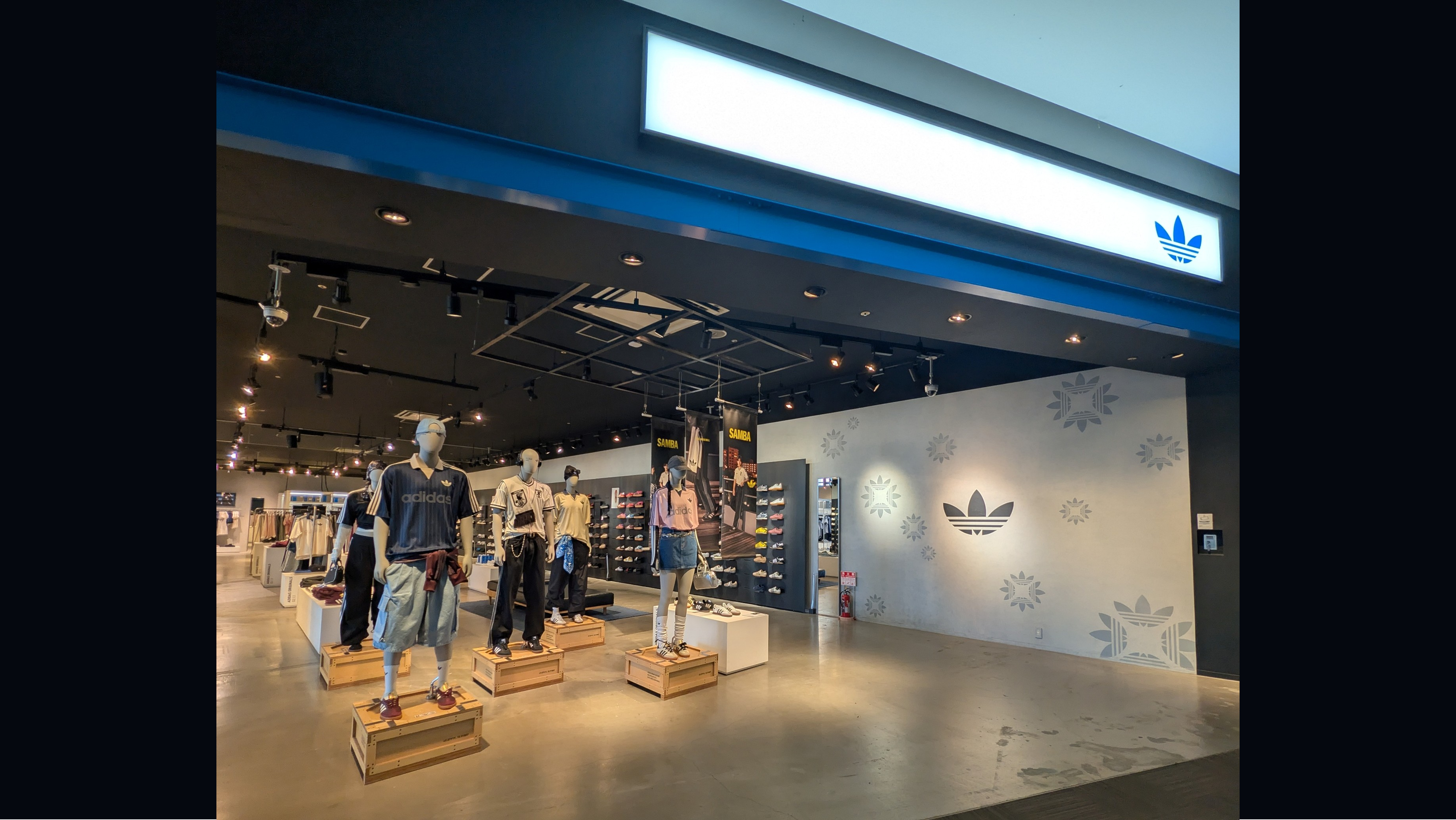 アディダス オリジナルスショップ ダイバーシティ東京 プラザ店『ALVARCARS』特別割引｜ADIDAS SPECIAL DAY