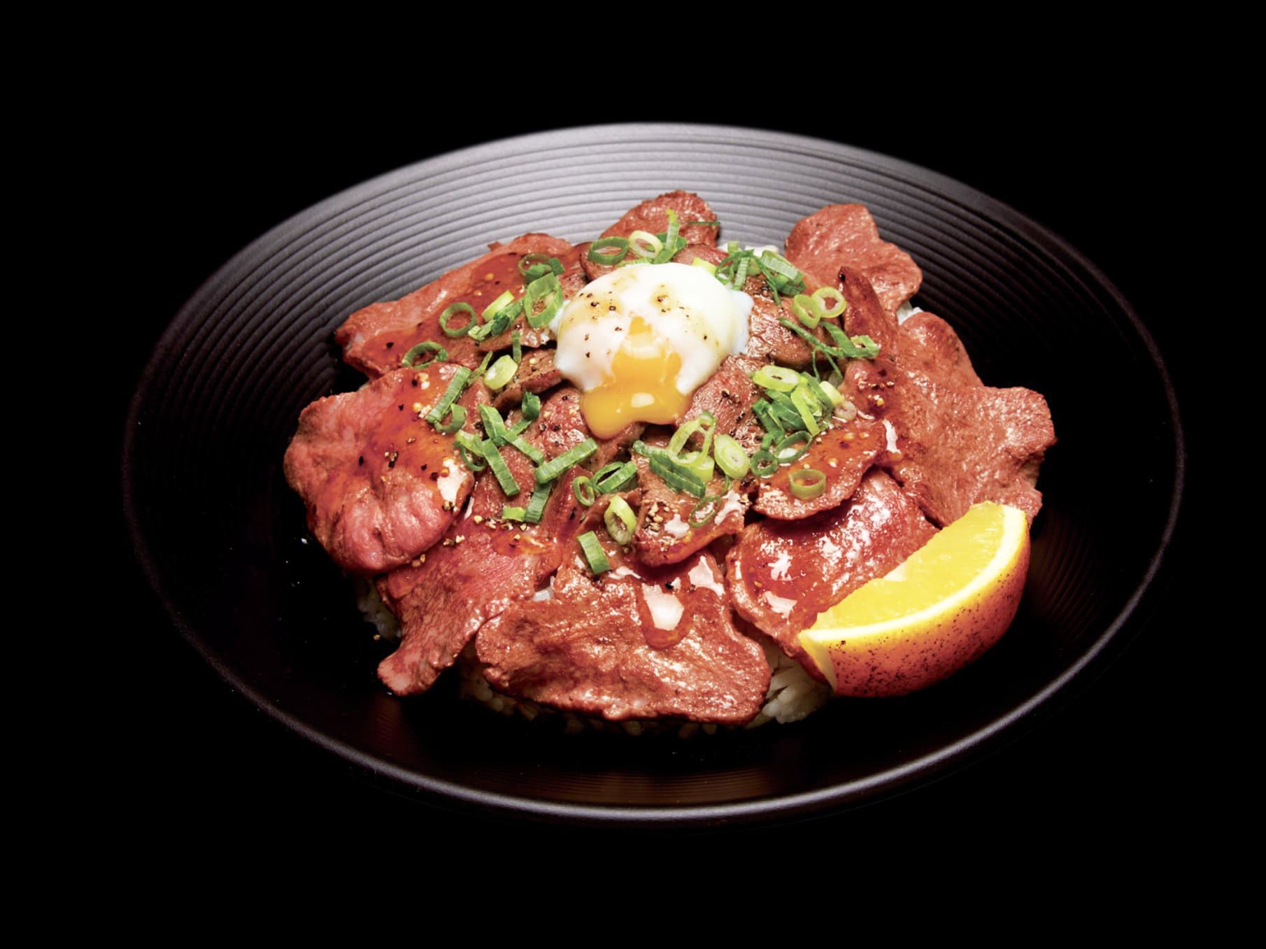 【ピンクグルメ】ピンクのグラデが映える「炙り上タン温玉丼」