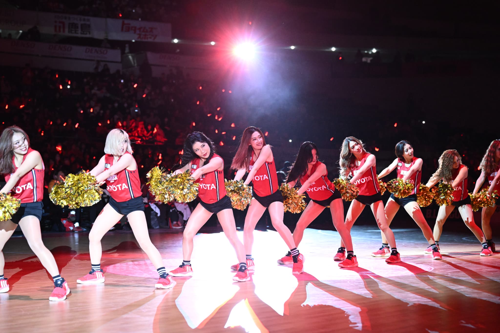 WE RED DAYはアルバルクチアリーダーも「FANユニフォーム」を着用してパフォーマンス！