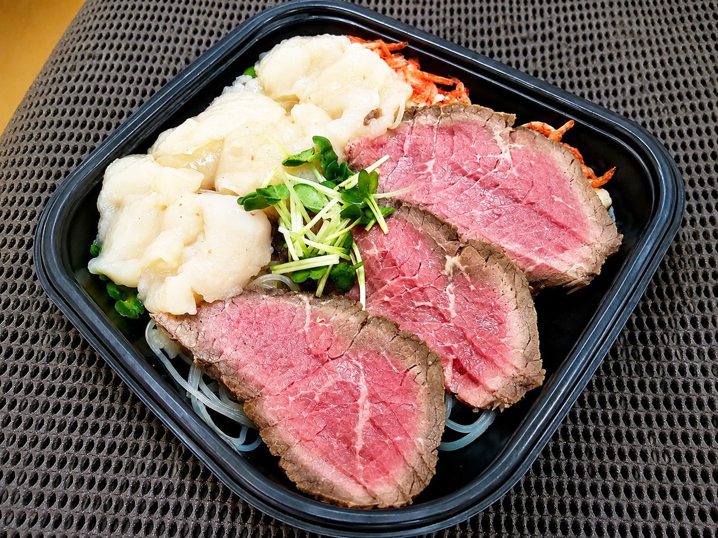 牛たたきと帆立丼