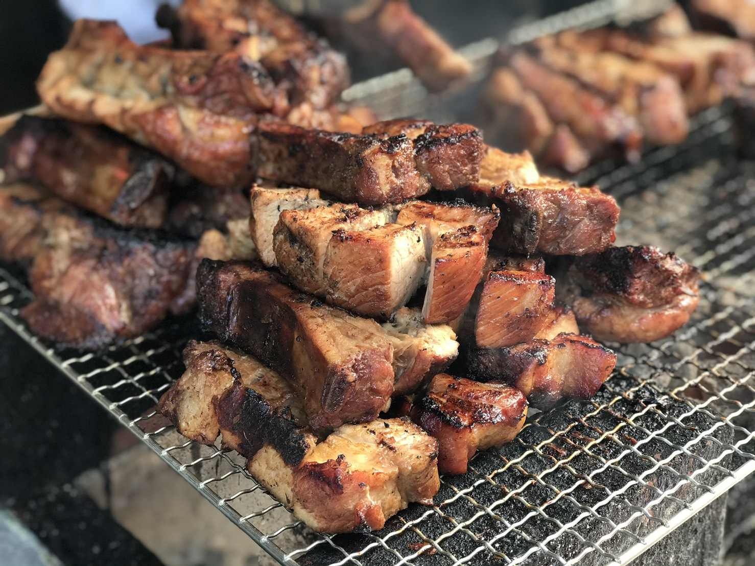 サニデリ　フードトラック「炭火焼きポークスペアリブ」