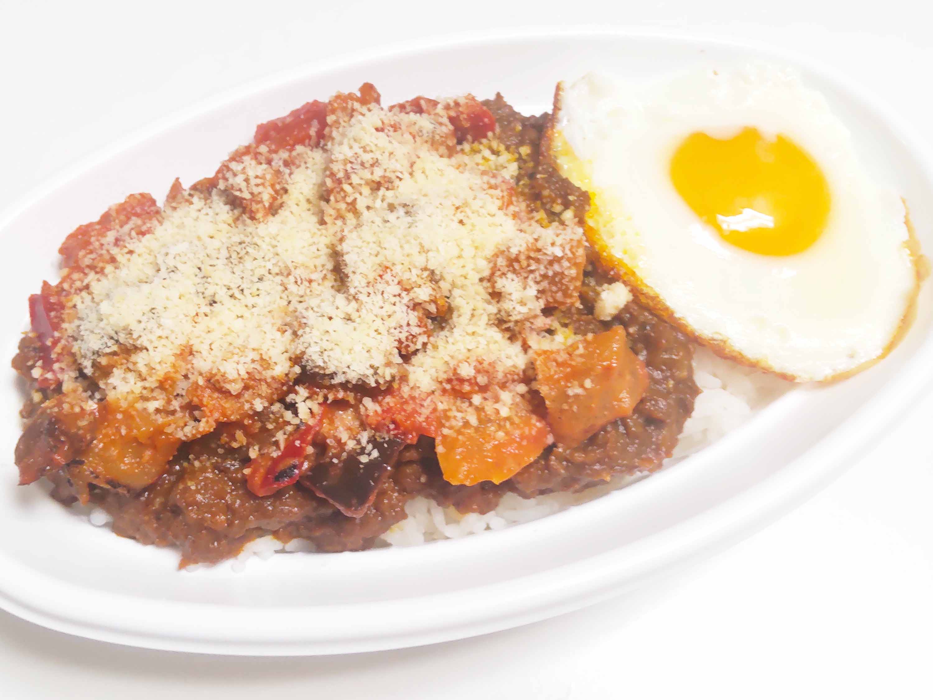 チーズの雪が降り積もるグリス野菜載せドライカレー