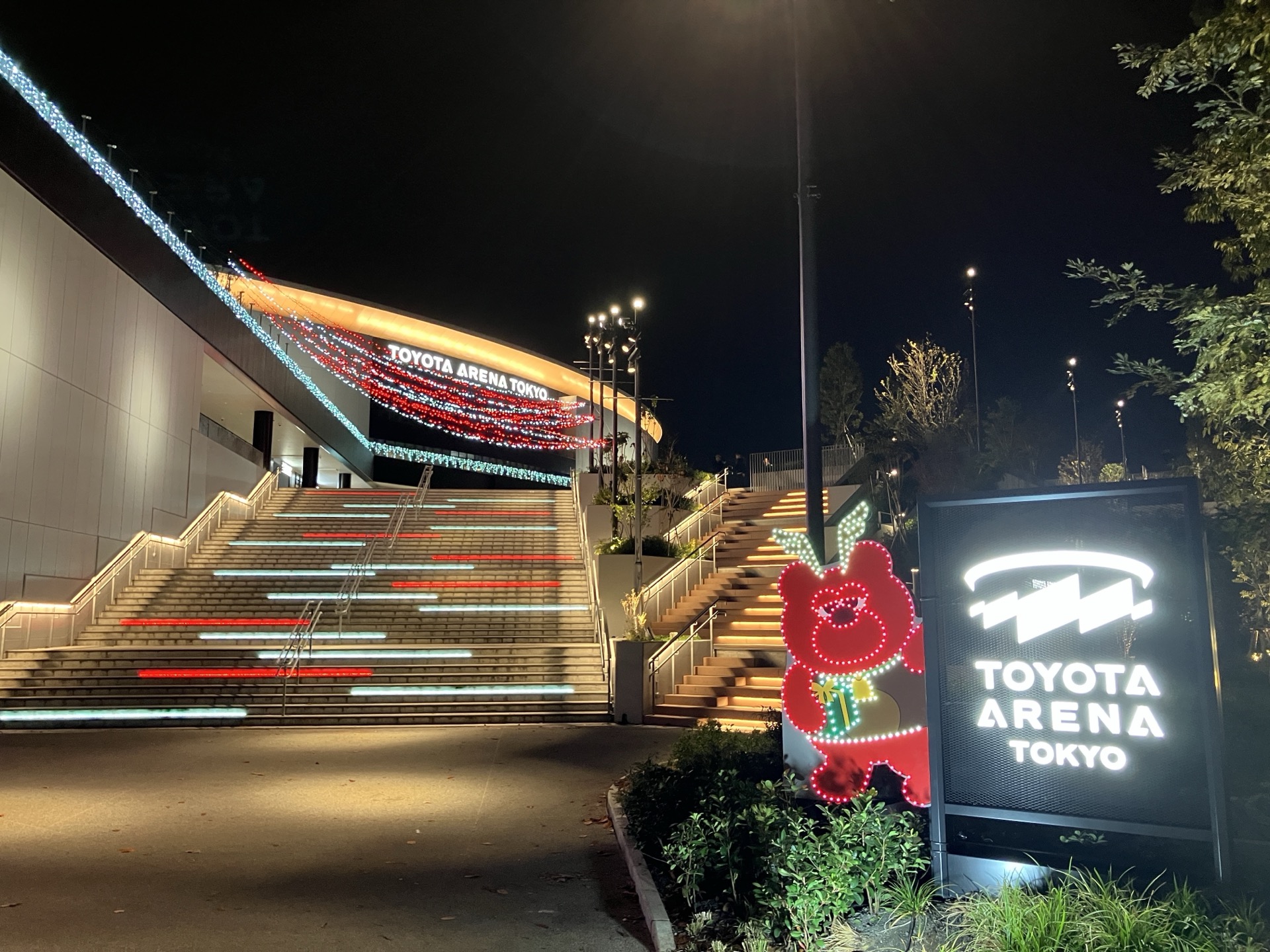 クリスマスイルミネーション開催中