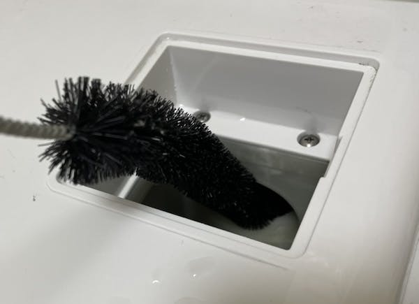 ブラシで乾燥ダクト内のホコリを掻き出す