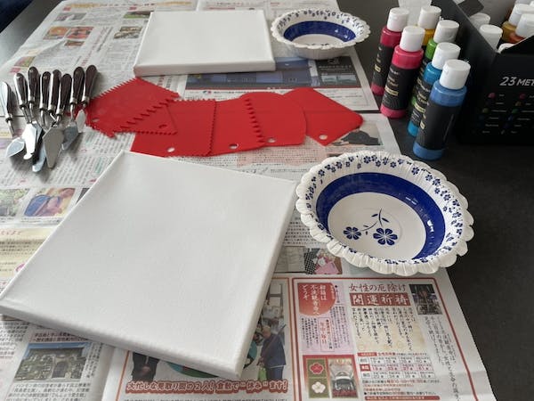 キャンバス、へら、絵の具など
