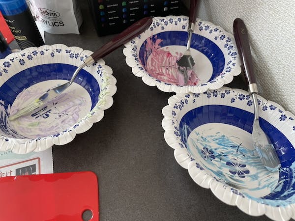 混色の様子。黄緑、赤、青