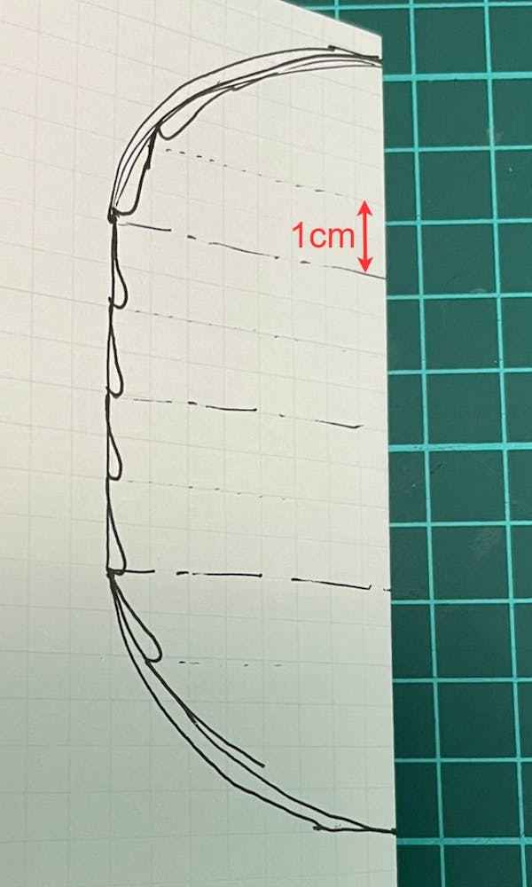 失敗した型紙。のり付け線の間隔が1cmしかない。シルエットも太い。