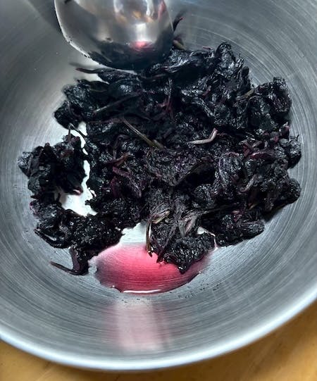 赤紫蘇とクエン酸が反応して赤く発色する