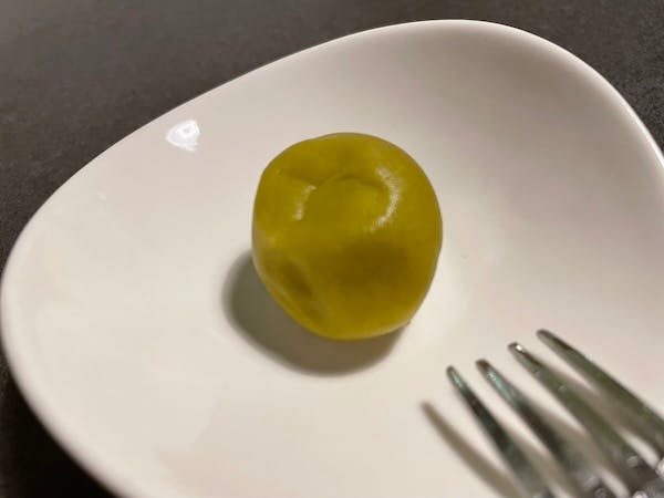 梅の塩漬けを皿に乗せた写真