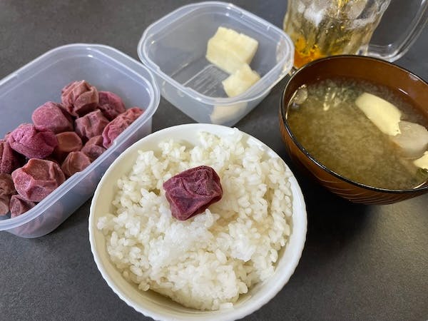 自家製梅干し  自家製ぬか漬け  自家製味噌の味噌汁  食べる分だけ精米して、土鍋で炊いたご飯  自家製梅ジュース