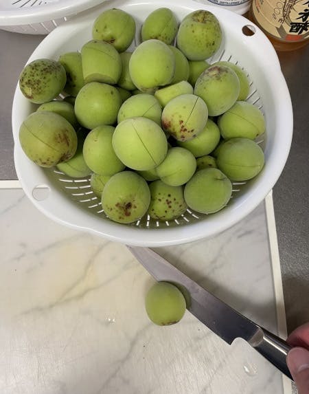 青梅に包丁で切り込みを入れる