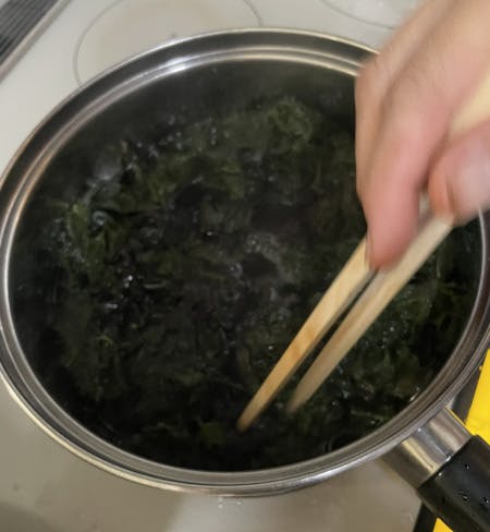 赤しそを鍋で煮出す様子