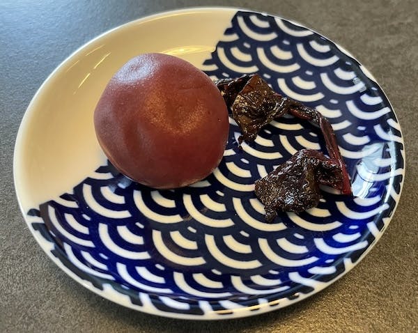 干す前の梅漬けを皿に盛り付けた