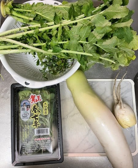 自分で採取した春の七草のうち六種と、市販の七草パック