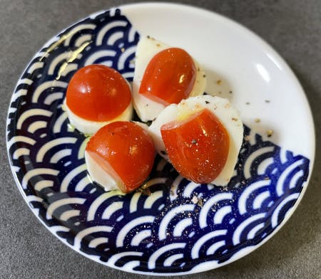 収穫したトマトでカプレーゼ