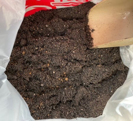 ビニール袋に入った、取り除いた土