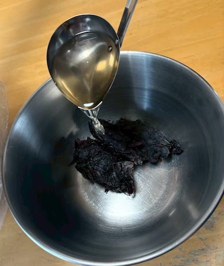 赤紫蘇に白梅酢を加える