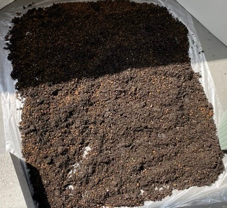 土をベランダで日光消毒する様子