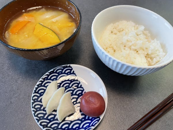 左上：味噌汁、右上：ご飯、下：ぬか漬け、梅干し
