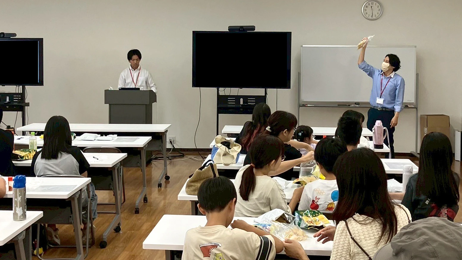 2025年8月9日(土) 杏林堂薬局 藤枝駅北店セミナールームにて、夏休み企画としてポテトチップスについての講義や味付け体験、試食体験のイベントを開催しました!株式会社湖池屋の講師からポテトチップスがどうやってできているかかお話しいただき、味付け前のポテトチップスの味付け体験後、実際に試食してもらいました。今後も食育体験を通じて、地域の健康づくりに貢献してまいります。