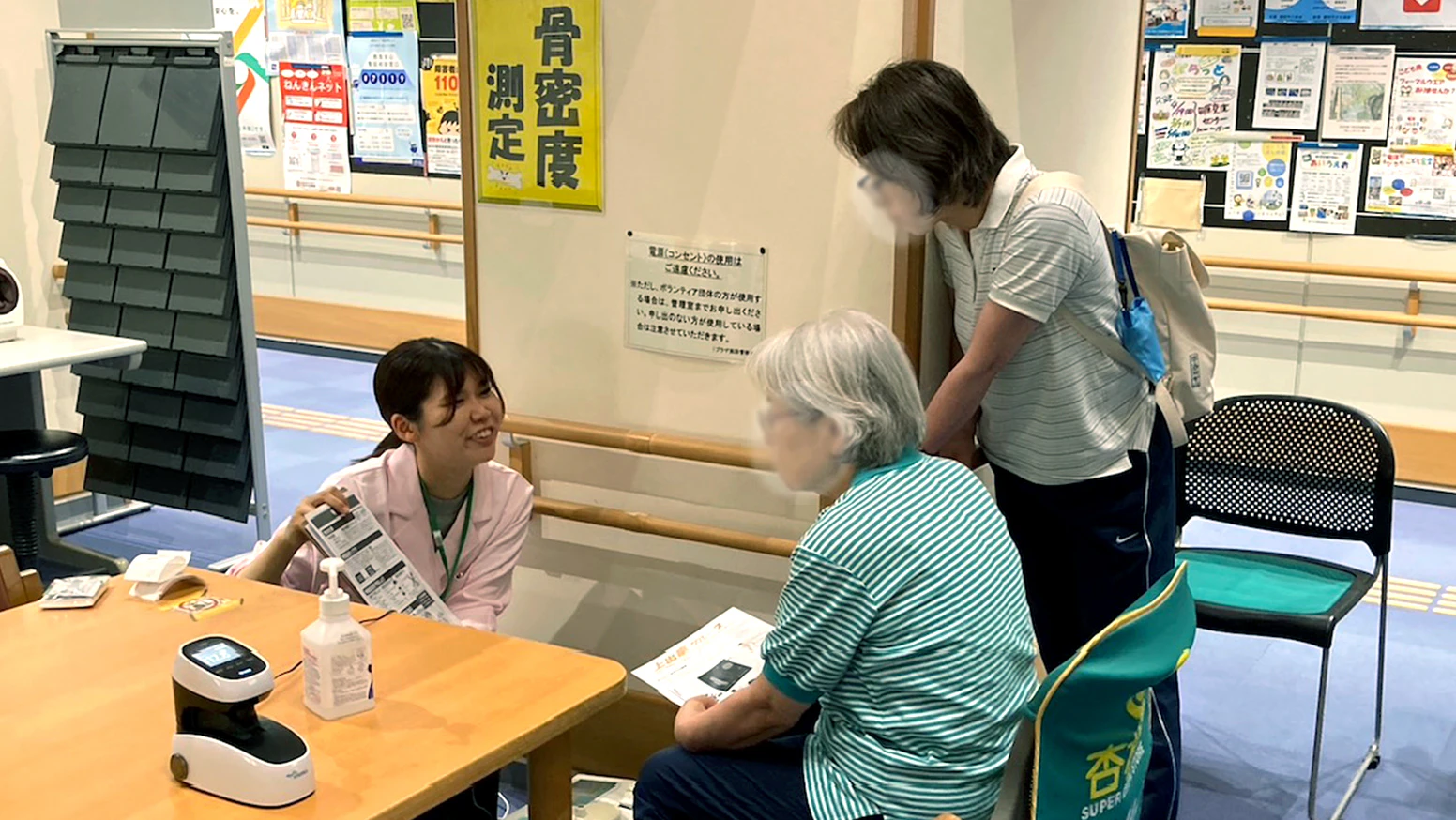 2026年6月1日(月) 磐田市iプラザ1階 オープンスペースにて、杏林堂薬局と磐田市のコラボ健康イベント「健康いわたDAY まちの保健室NEO(ネオ)」を開催しました!今回は毎月1日の「健幸いわたDAY」に合わせ、べジチェック・体組成計・足指チェック(足指の筋力測定)、血圧・骨密度計・貧血計を使った健康測定などを行いました。磐田市のまちの保健室NEO・健康測定イベントは今後も多数実施される予定です。ぜひご興味のある皆様、お気軽にお越しくださいませ!