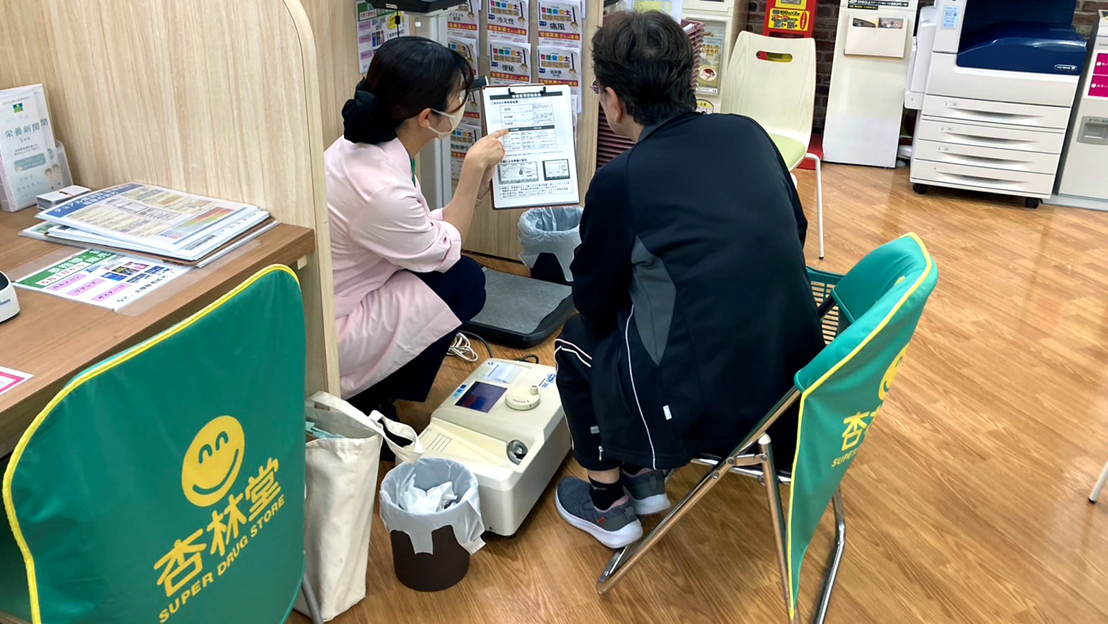 2026年5月14日(木) 杏林堂薬局 新所原駅南店にて、湖西市と杏林堂薬局による健康栄養相談会を開催しました。測定した骨密度などの結果の詳しい解説や、一人一人に寄り添った相談をしていただける湖西市のブースをご用意しました。今後も地域で連携し、市民の皆様の健康増進のサポートをしてまいります。