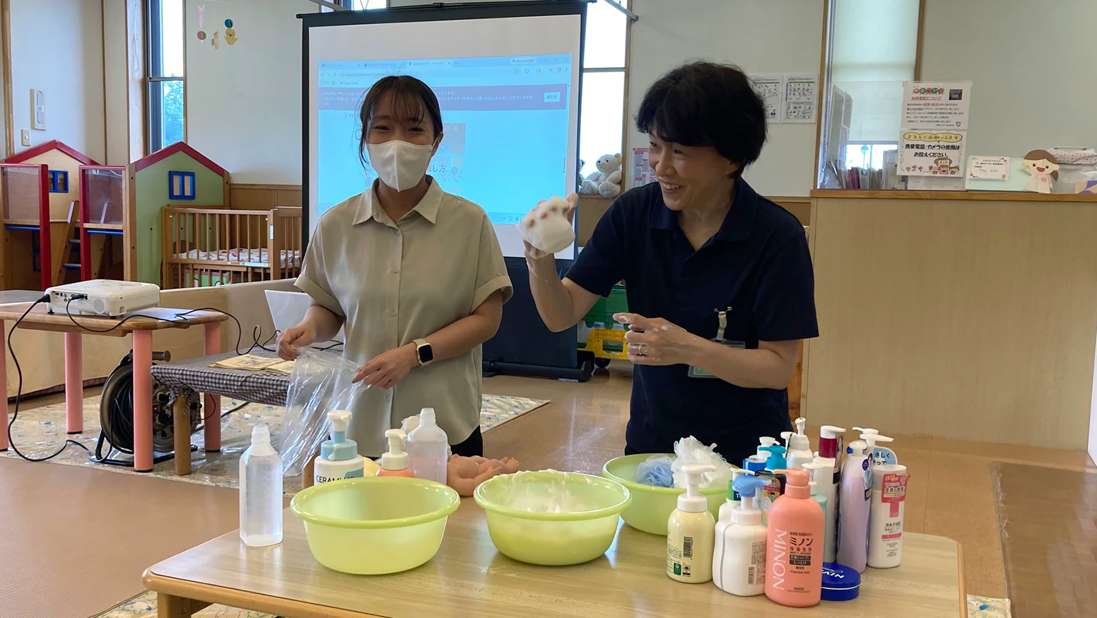 2026年6月23日(火) 掛川市の子育てセンターさやのもり様にて、杏林堂薬局薬剤師による「お子様のスキンケアセミナー」を開催しました。ボディーローションやクリームを試していただける時間や、日頃疑問に思っていること、困っていることに薬剤師が丁寧にお答えする時間を通して、お子様・親御さんどちらにも喜んでいただけるイベントとなりました。今後も地域で連携し、市民の皆様の健康増進のサポートをしてまいります。